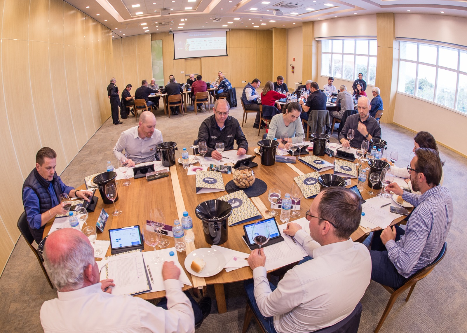 AVALIAÇÃO NACIONAL DE VINHOS  Às cegas, técnica e rigor definem  os vinhos que representarão a Safra 2026