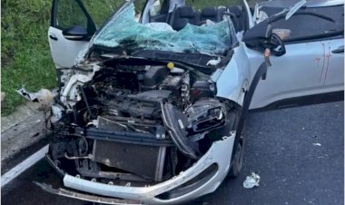 Chapa de metal se solta de caminhão e causa grave acidente na RSC-453, em Garibaldi