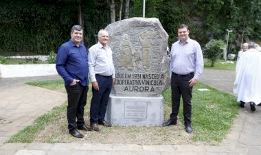 Cooperativa Vinícola Aurora completa 95 anos com homenagem na Praça do Borgo, em Bento Gonçalves