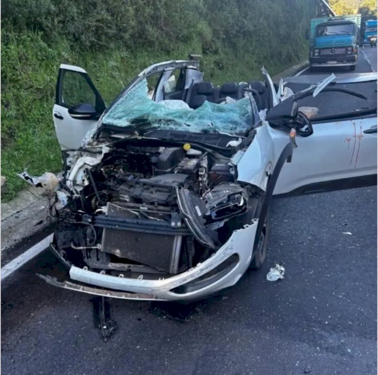 Chapa de metal se solta de caminhão e causa grave acidente na RSC-453, em Garibaldi